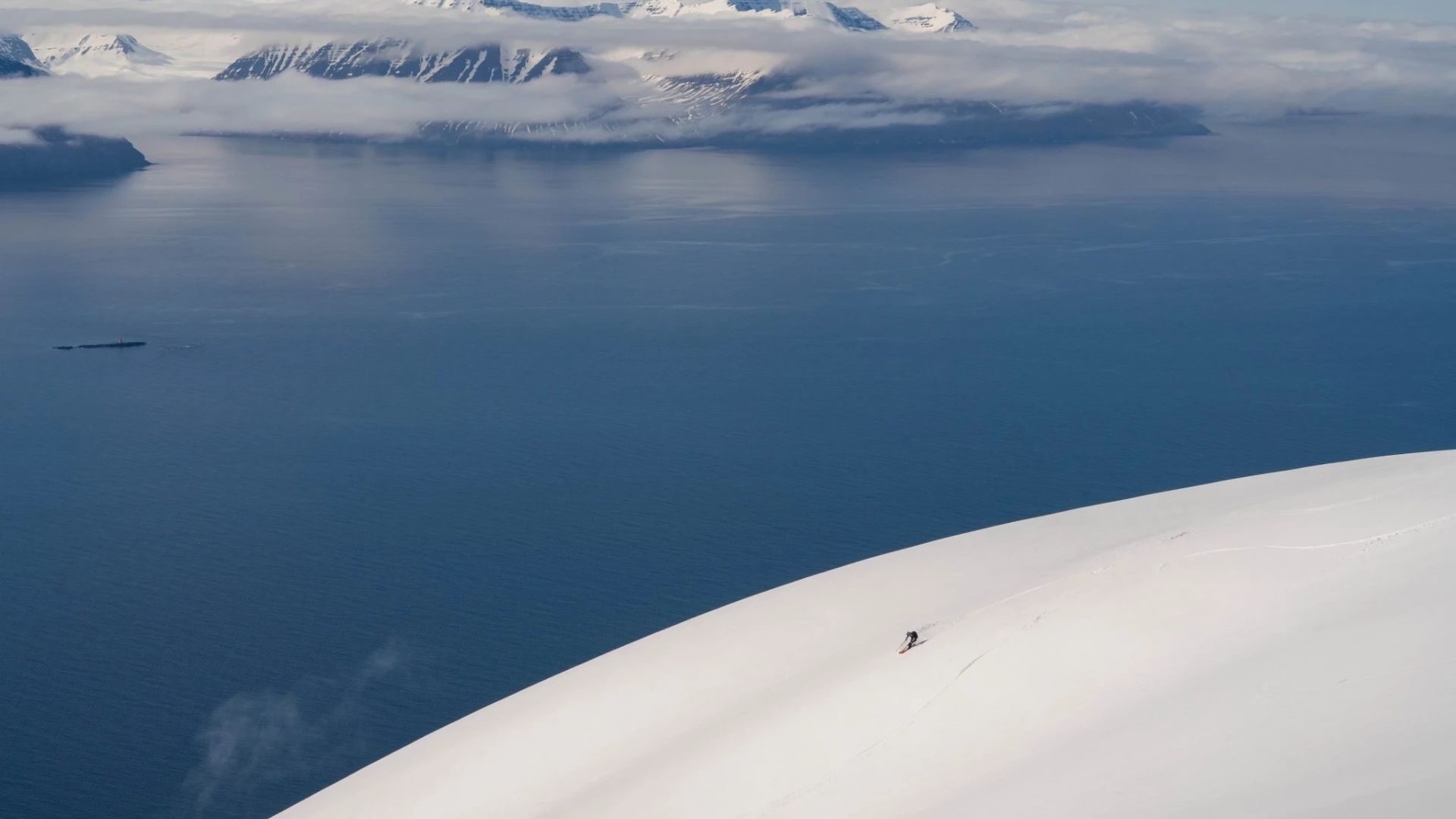 <h2>ISLAND HELISKIING</h2>